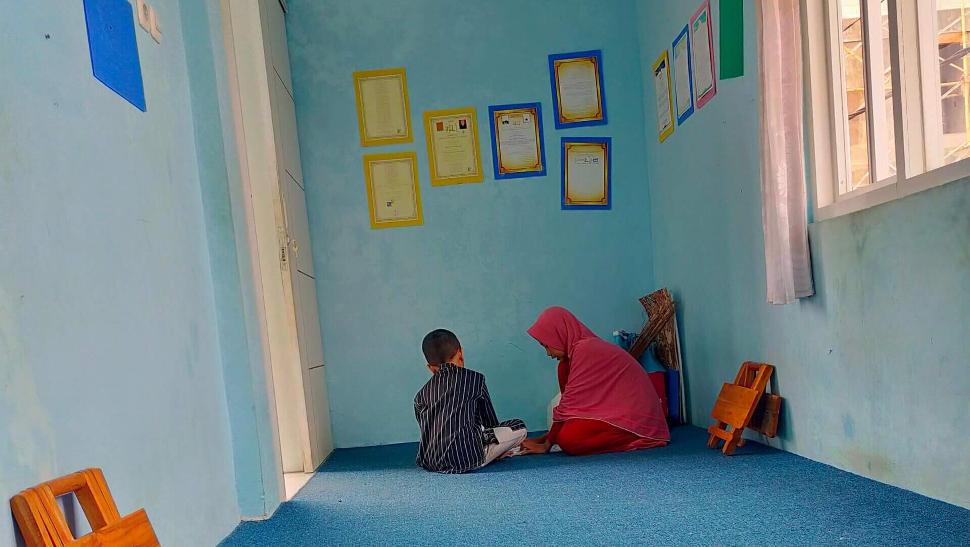 Azra menjawab pertanyaan huda tentang tulisan di buku