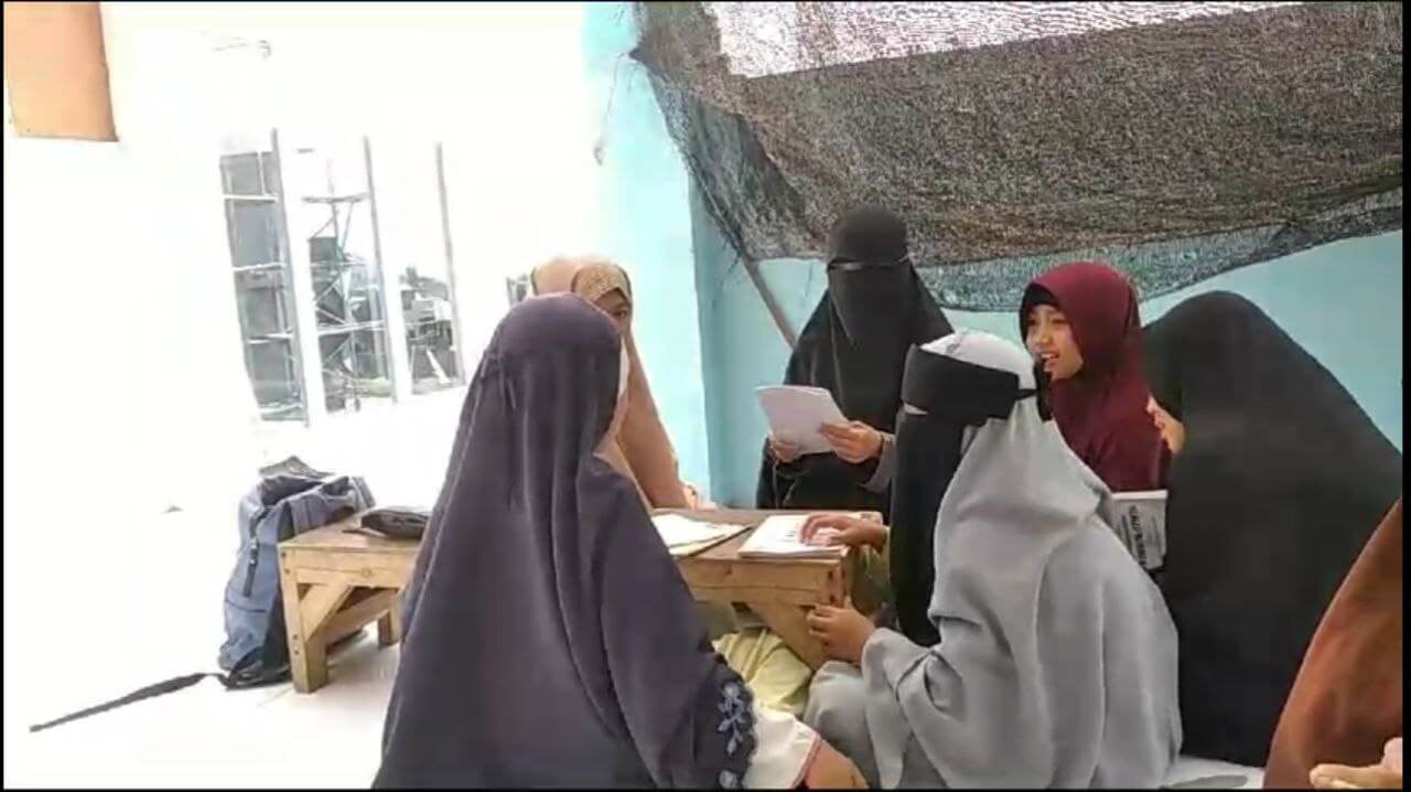 Santriwati Halaqah Tuhfatul Athfal Bermain Tebak-Tebakan Untuk Persiapan Ujian